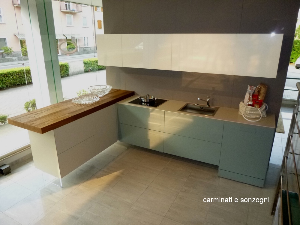 Outlet cucine archives carminati e sonzognicarminati e sonzogni Cucina moderna angolare con penisola
