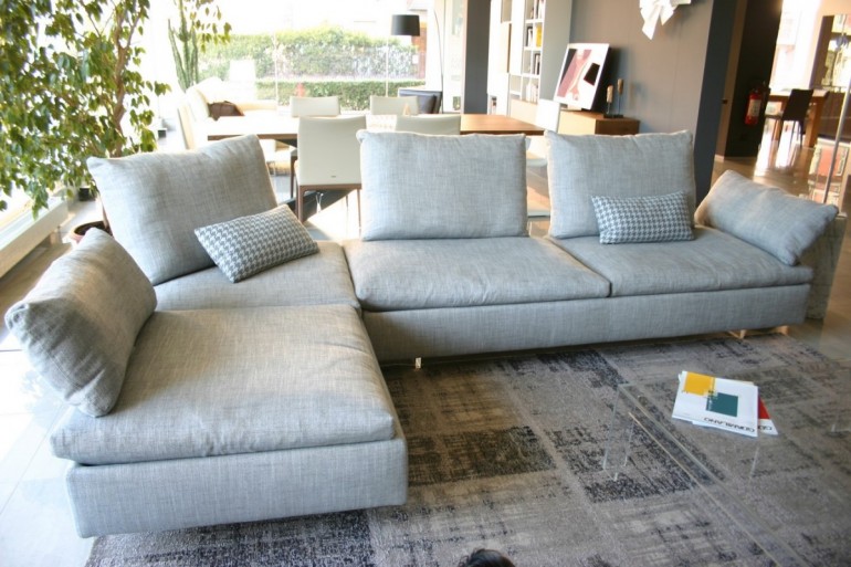 divano Limes Saba Italia in tessuto grigio visibile nella nostra espozizione di Zogno Bergamo, vista penisola