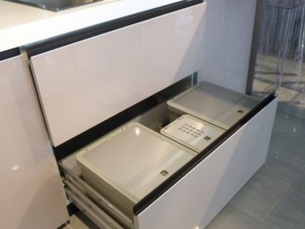 outlet cucine, cucina modello Digma DeMode Valcucine - particolare cestoni sottolavello con pattumiere per la raccolta differenziata