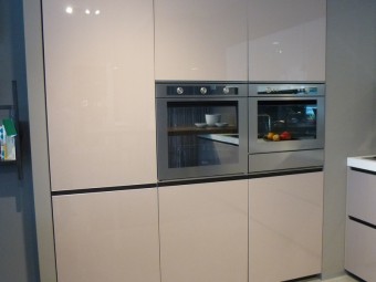 outlet cucine, modello Digma Demode Valcucine, particolar colonne con frigorifero, forno e forno microonde + cassetto inox