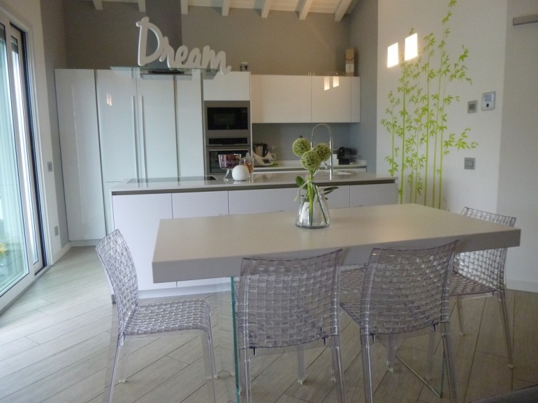 Arredamento moderno Bergamo, cucina Snaidero modello Way con tavolo Lago modello Air, sedie Kartell modello Ami Ami