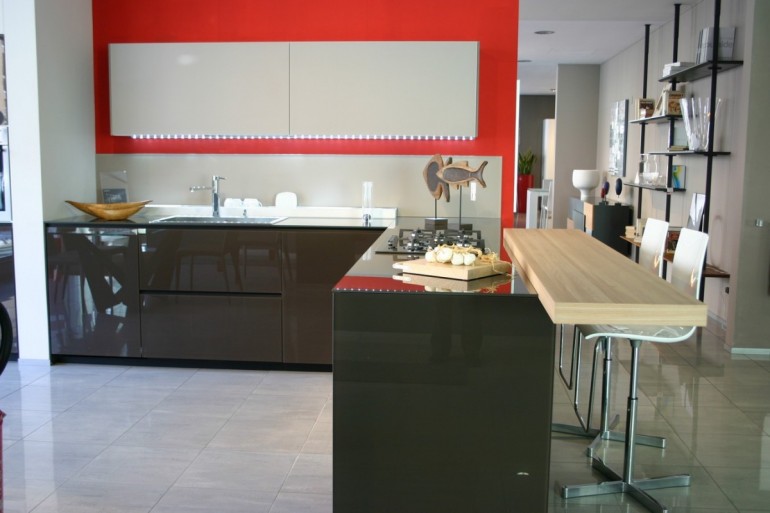 outlet-Valcucine-modello-Vitrum-pemsili-a-ribalta-e-Snack-in-legno-olmo-su-penisola-rivestita-in-vetro