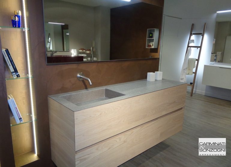 mobile da bagno in Bergamo, mobile legno rovere con piano in pietra piacentina e lavabo integrato