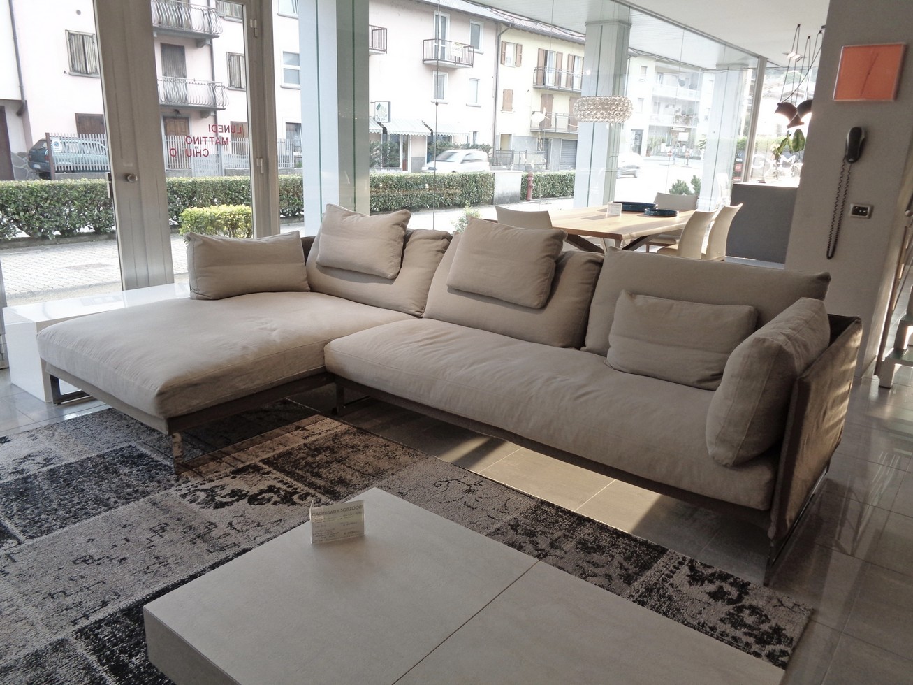 Divani milano offerte gallery of divano con le sedute for Outlet design milano