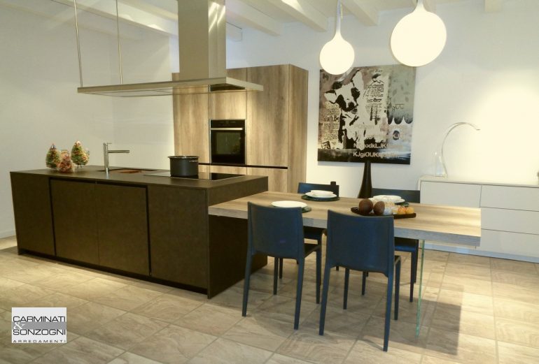 cucina Tratto La Casa Moderna con isola in laminato coten e tavolo in laminato rovere