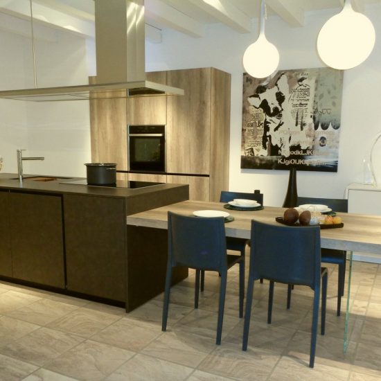 cucina-Tratto-La-Casa-Moderna-con-isola-in-laminato-coten-e-tavolo-in-laminato-rovere-