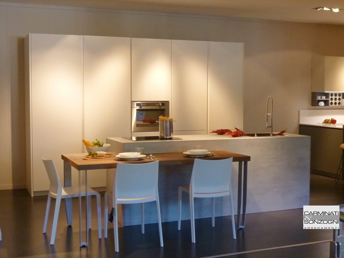 Cucina con isola modello monoliti prodotta da mesons, con snack ... Cucina con snack