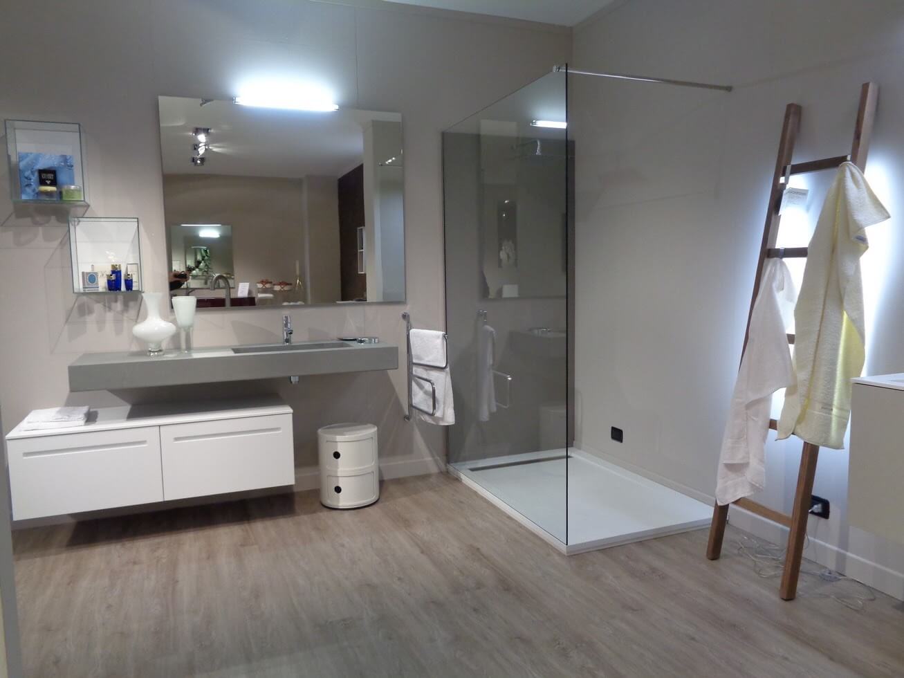 mobile da bagno modello Ker con piano in resina e lavabo incassato, box doccia rettangolare, visibile nella nostra esposizione di Zogno Bergamo