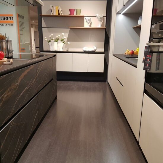 cucina con isola in ceramica ante e piano mod. Sistematica La Casa Moderna - Bergamo