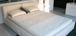 letto imbottito mod. UP Saba Italia con testata abbassabile