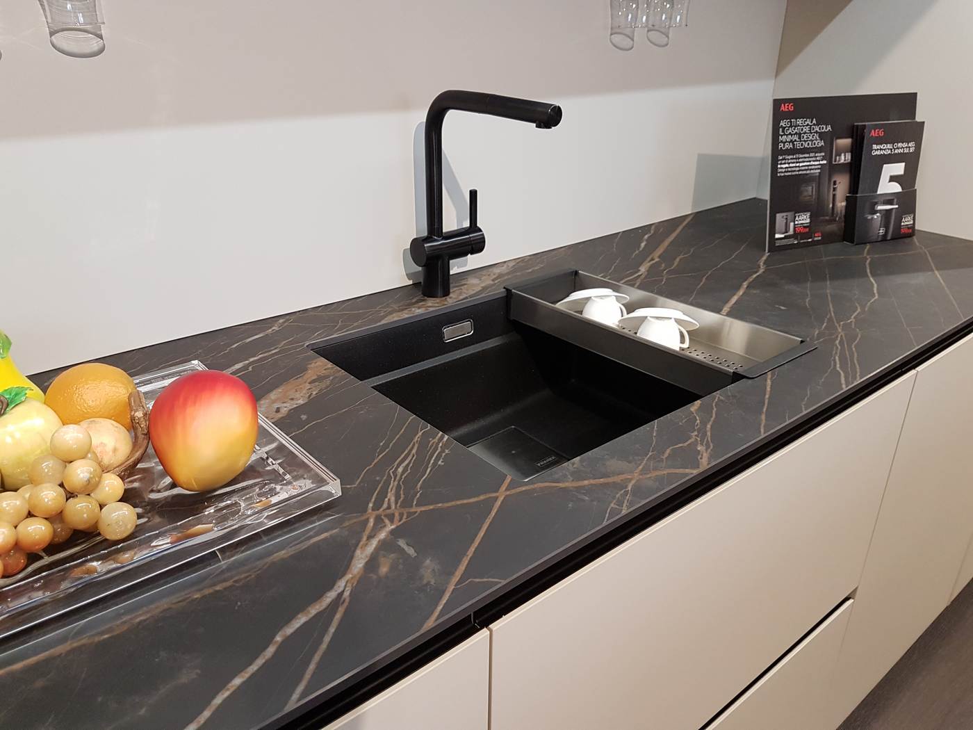 cucine Bergamo, cucina con piano in ceramica Laminam Noir desir e lavello sottotop