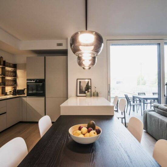 cucina la casa moderna ad angolo con penisola Bergamo