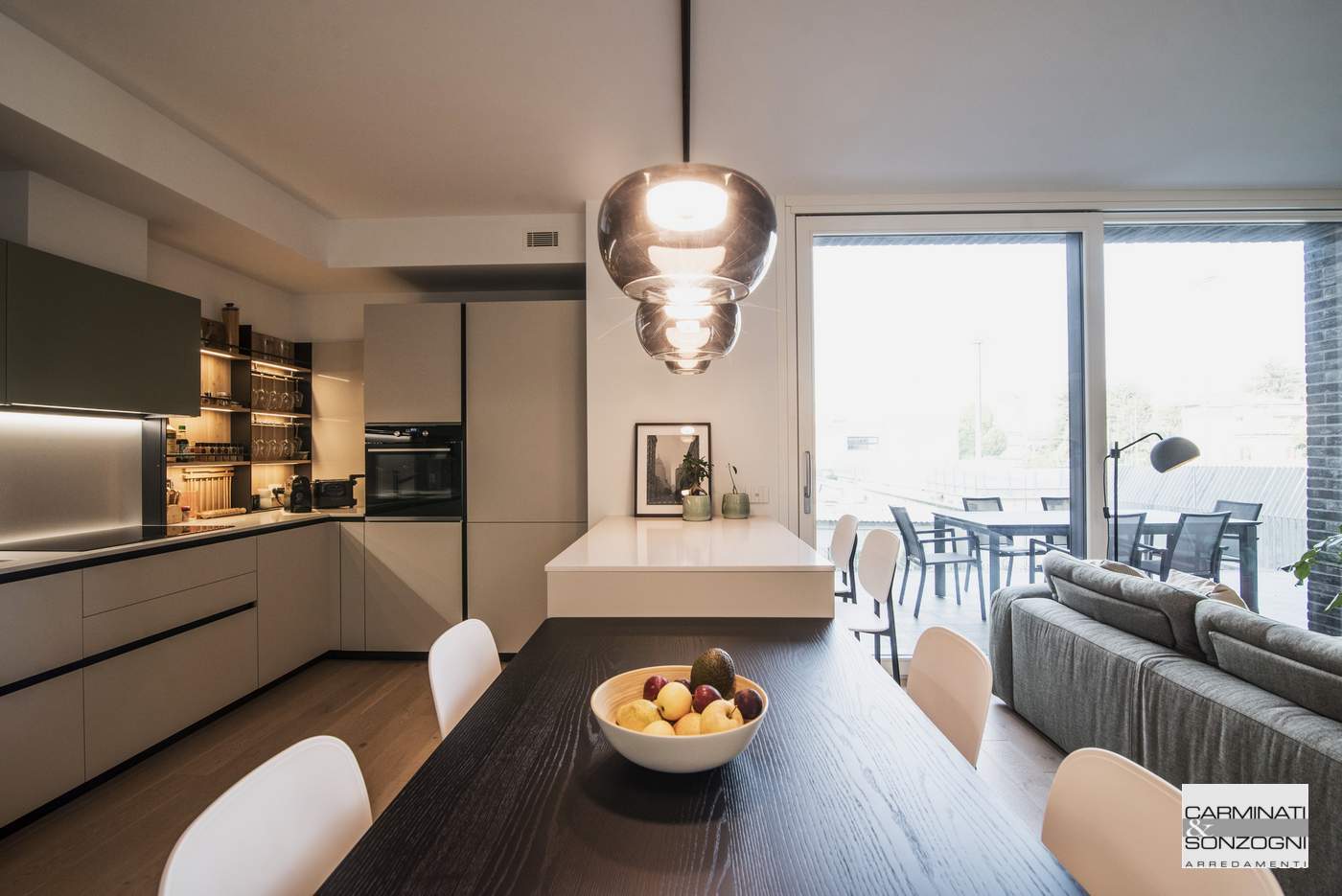 realizzazione arredamento cucina la casa moderna ad angolo con penisola Bergamo