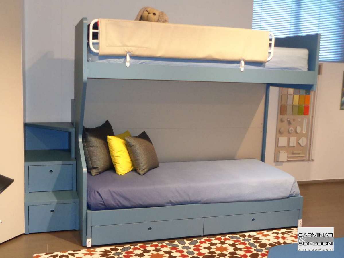 letto a castello Nidi con cassetti e scaletta laterale nella cameretta
