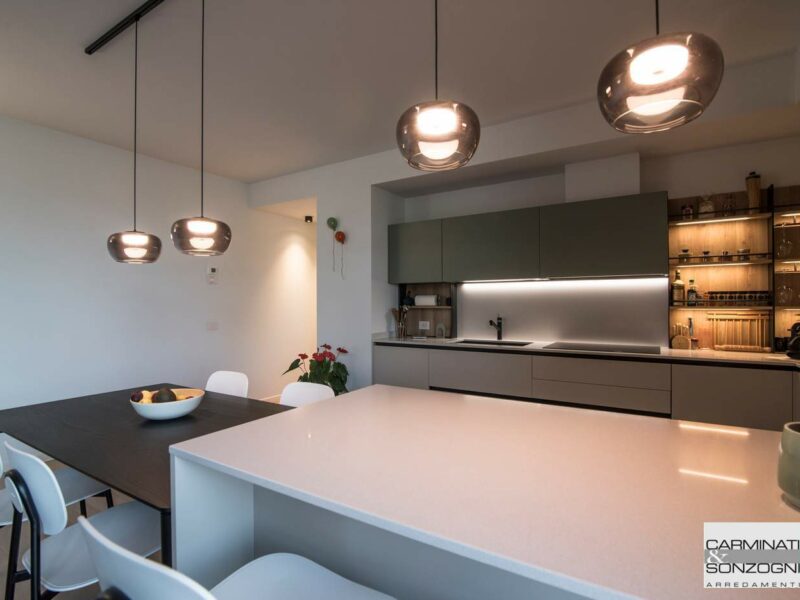 realizzazione cucina con penisola, tavolo e illuminazione Bergamo