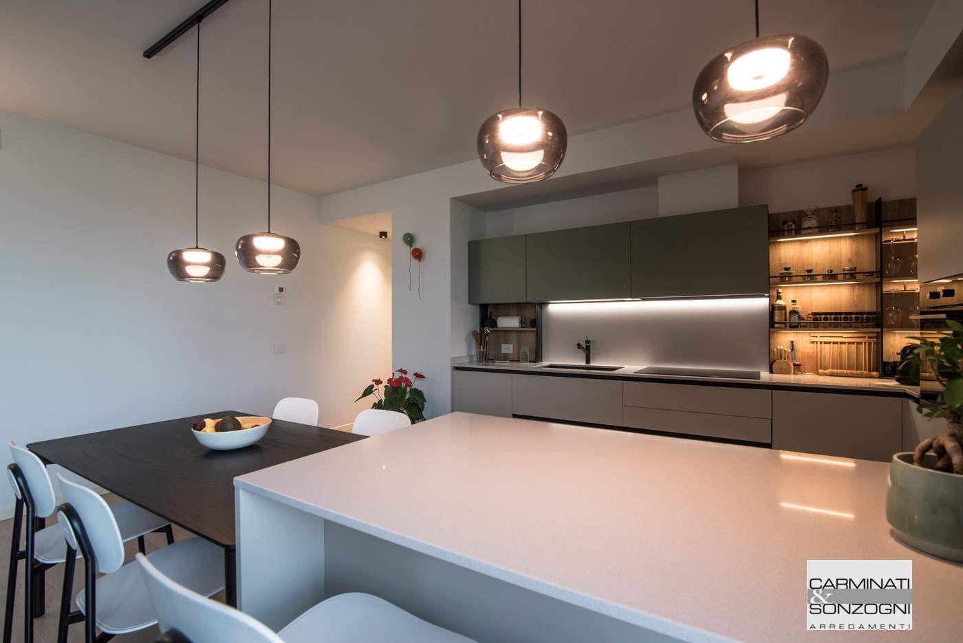 realizzazione cucina con penisola, tavolo e illuminazione Bergamo