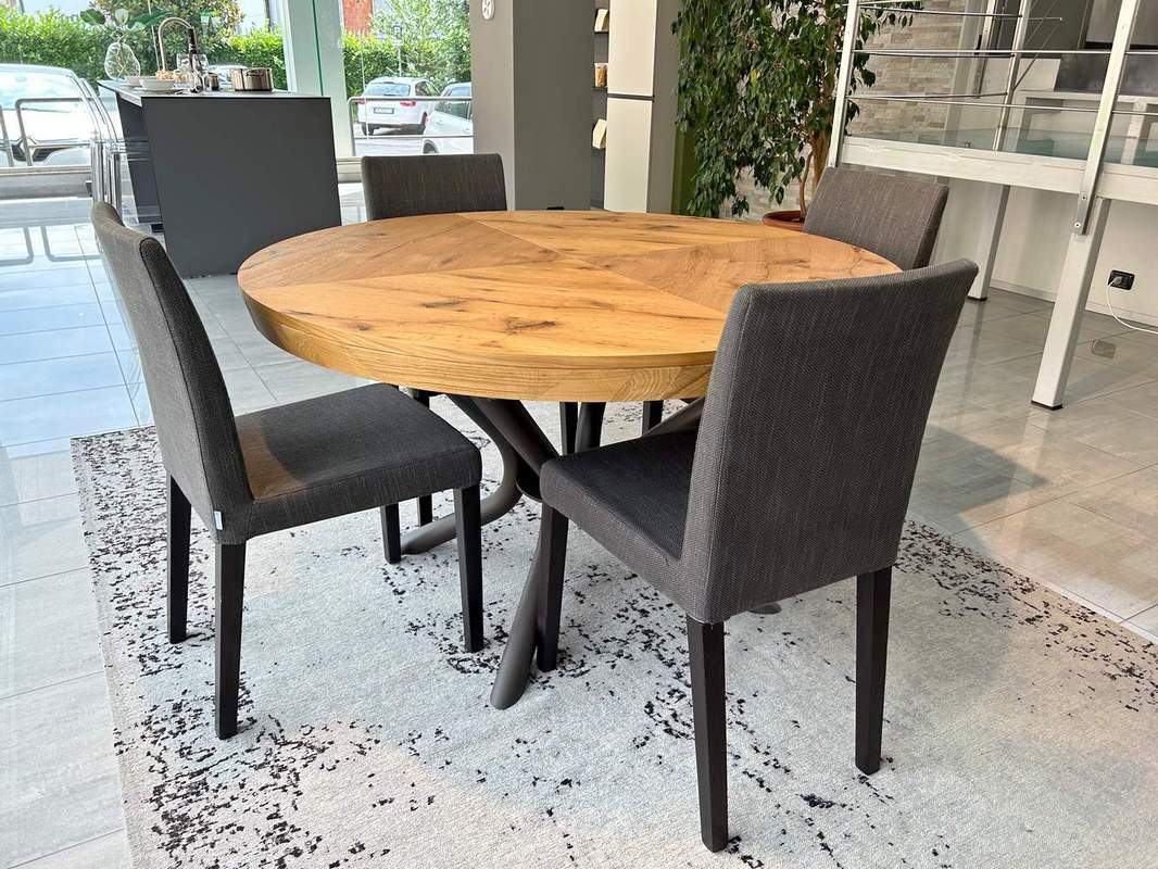 sedie ambientate con tavolo rotondo in rovere