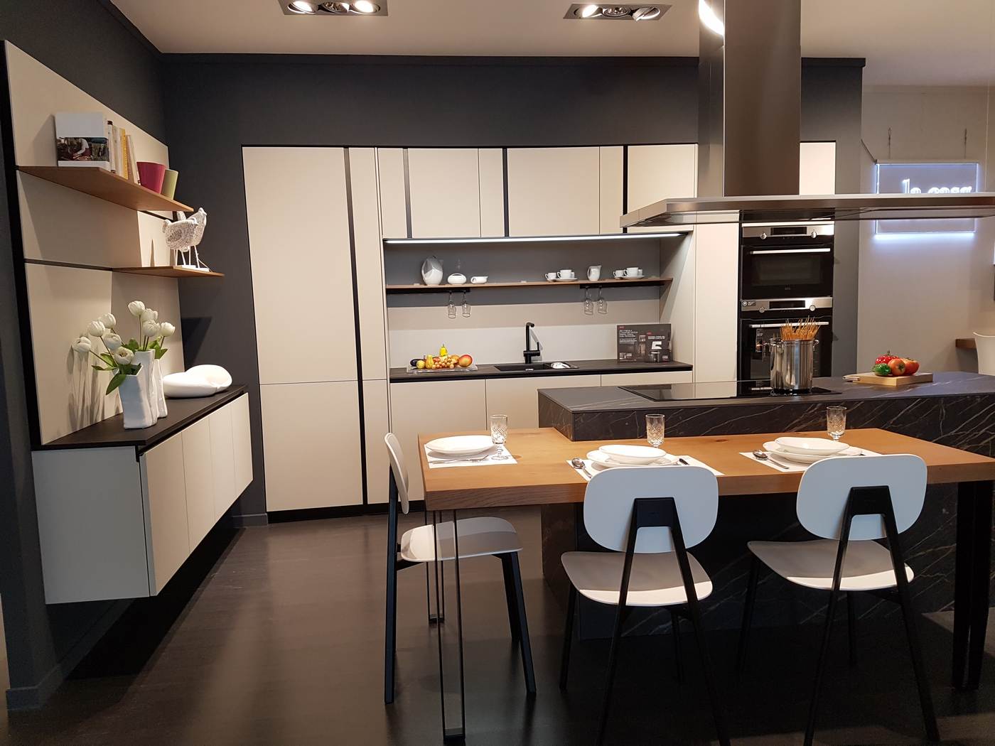 CUCINA Sistematica La Casa Moderna con portale e boiserie