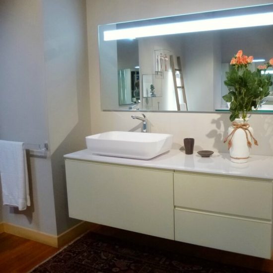 arredo bagno - mobili da bagno in offerta outlet - modello Giunone Edoné, in legno laccato canapa, piano e lavabo in stone light bianco lucido