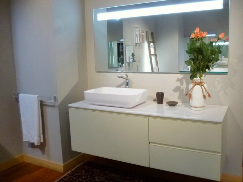 arredo bagno - mobili da bagno in offerta outlet - modello Giunone Edoné, in legno laccato canapa, piano e lavabo in stone light bianco lucido