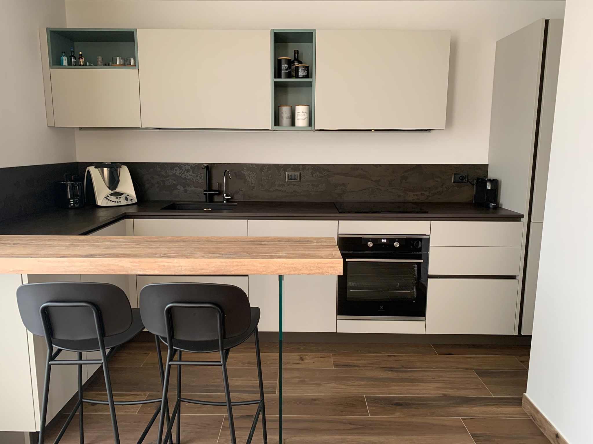 cucina c. snack, piani e schienali in ceramica Bergamo