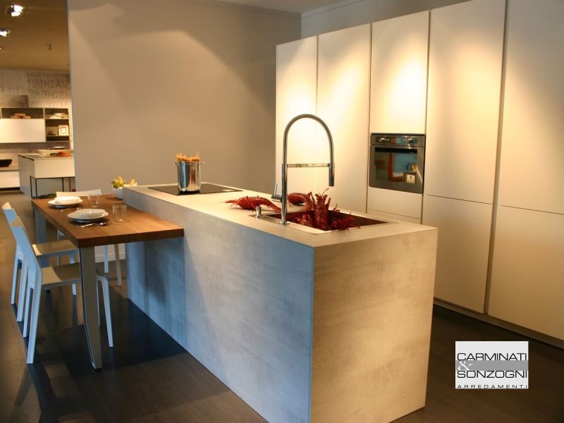 Cucina con isola modello Monoliti prodotta da Mesons, con snack ribassato uso tavolo e con colonne, visibile nella nostra esposizione di Zogno Bergamo