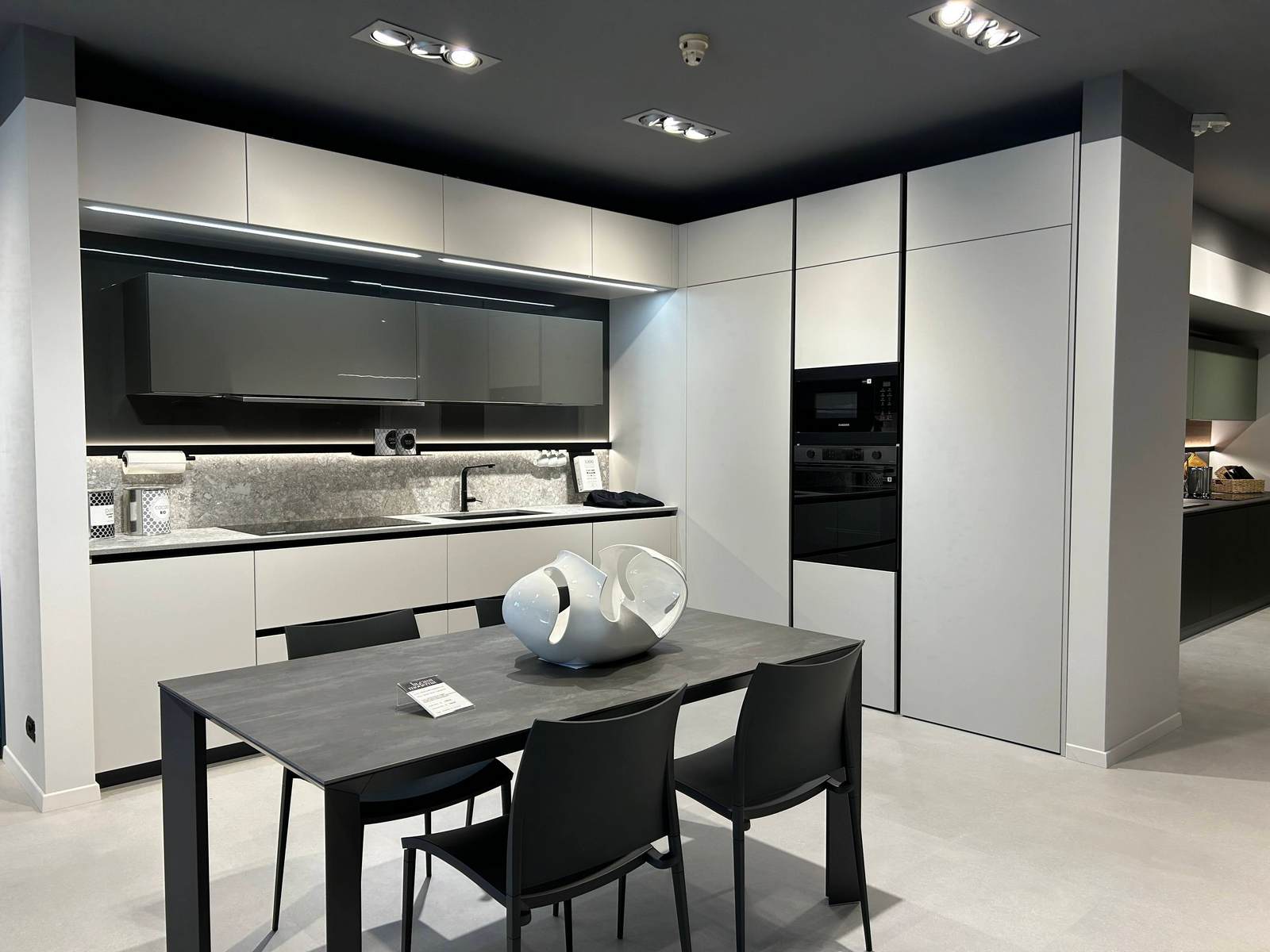cucina la casa moderna Pratica laccata con piano ceramica Caranto in vendita nel negozio Carminati e Sonzogni Zogno Bergamo .