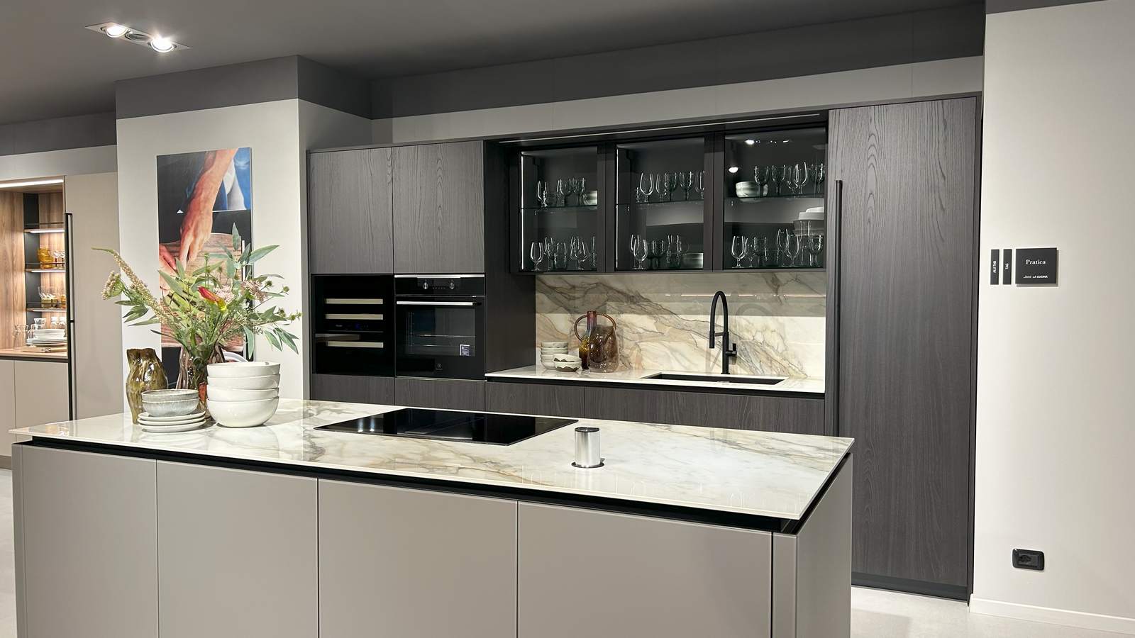 cucina la casa moderrna con isola e colonne Bergamo