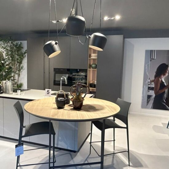 cucina la casa moderrna con snack rotondo e colonne Bergamo