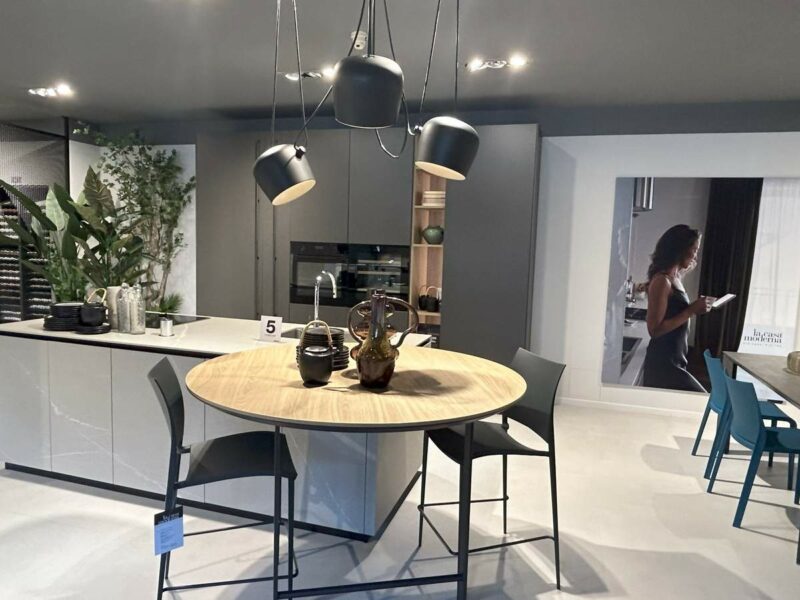 cucina la casa moderrna con snack rotondo e colonne Bergamo