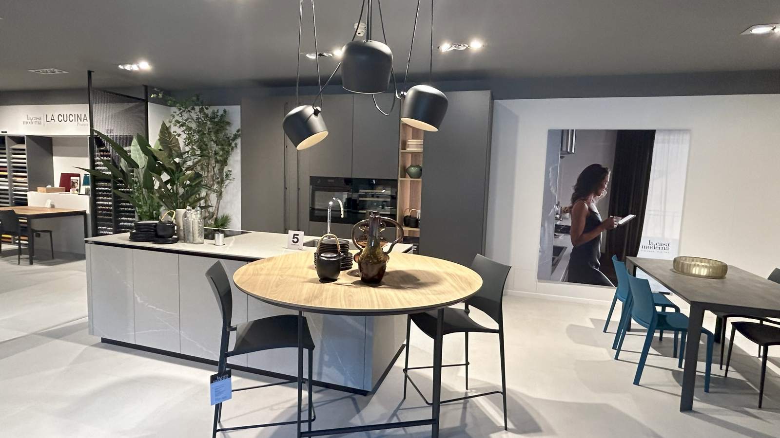cucina la casa moderrna con snack rotondo e colonne Bergamo