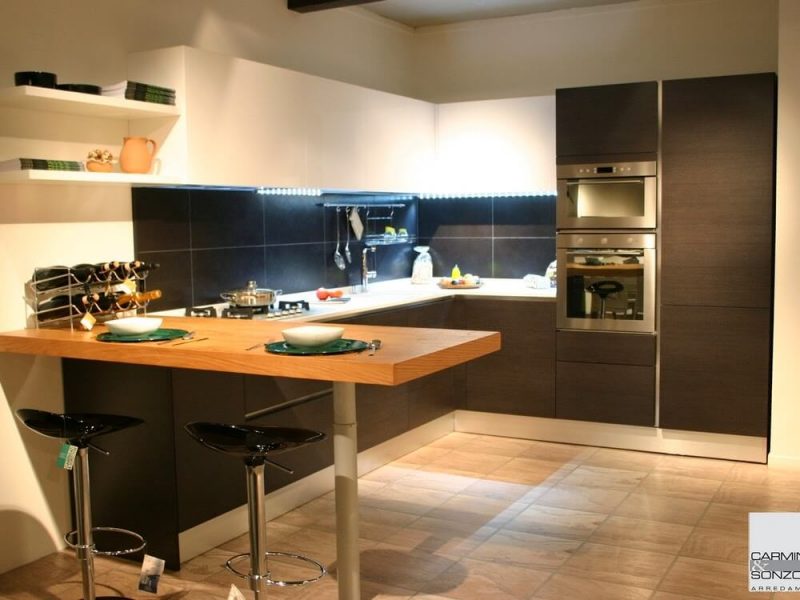 Cucina con penisola in legno rovere massello - La Casa Moderna