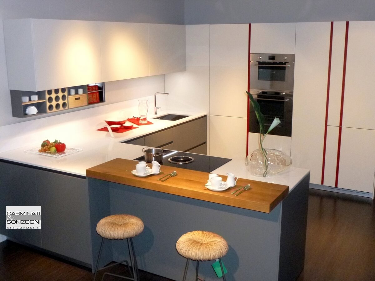 Cucina con penisola modello M22 Linea prodotta da Mesons per la serie La casa moderna, visibile nella nostra esposizione di Zogno Bergamo