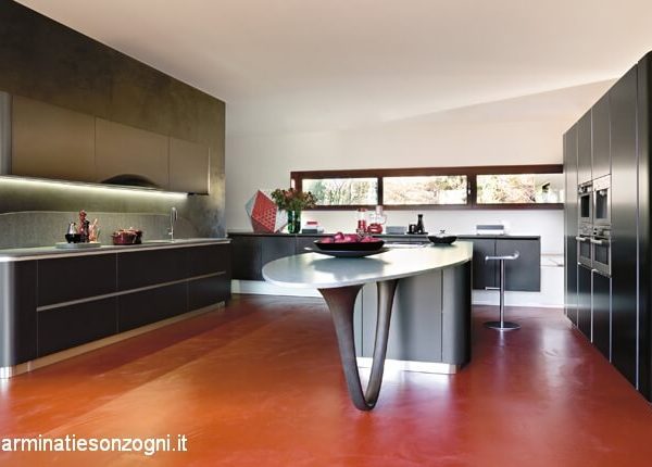 Cucina Snaidero Ola 20 Snaidero in laccato micalizzato nero extra, piano di lavoro in quarzo stone grigio kwork, gamba in finitura legno dark