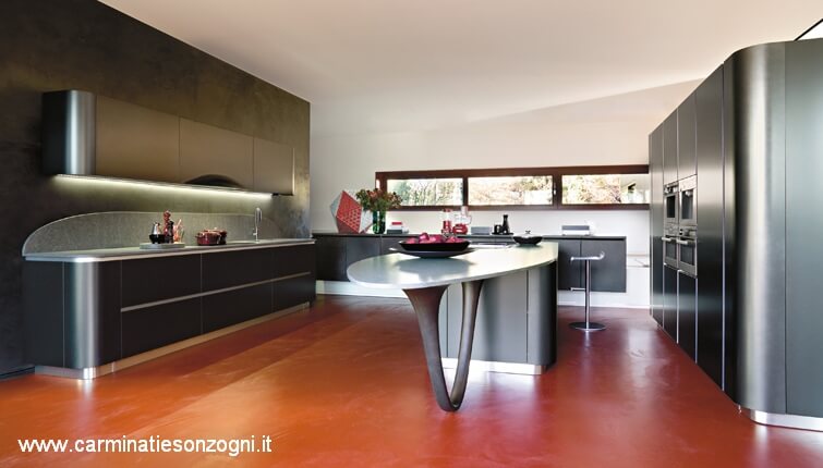 Cucina Snaidero Ola 20 Snaidero in laccato micalizzato nero extra, piano di lavoro in quarzo stone grigio kwork, gamba in finitura legno dark