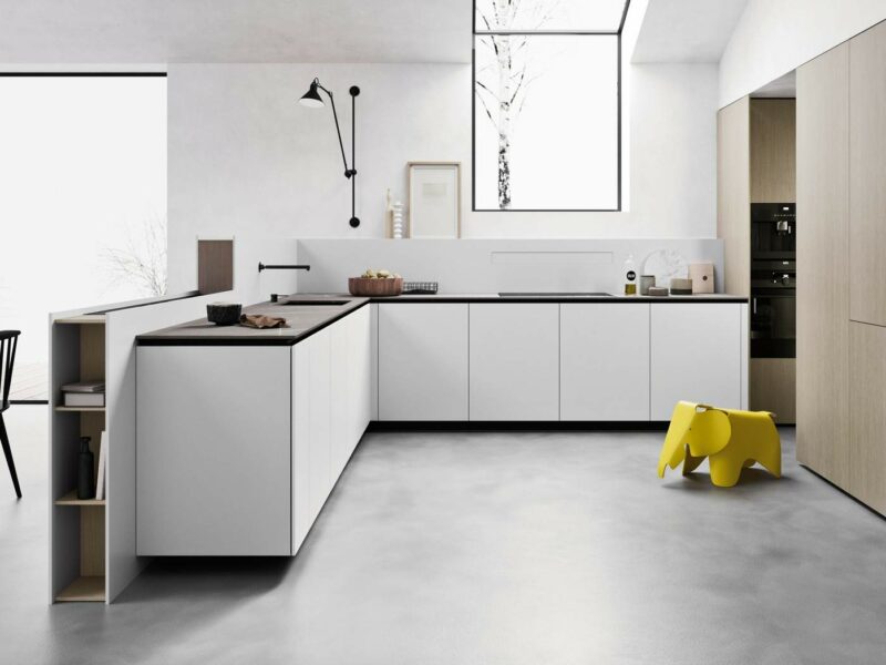 cucine Bergamo, cucine moderne Mesons modello Trim bianca con ante e colonne
