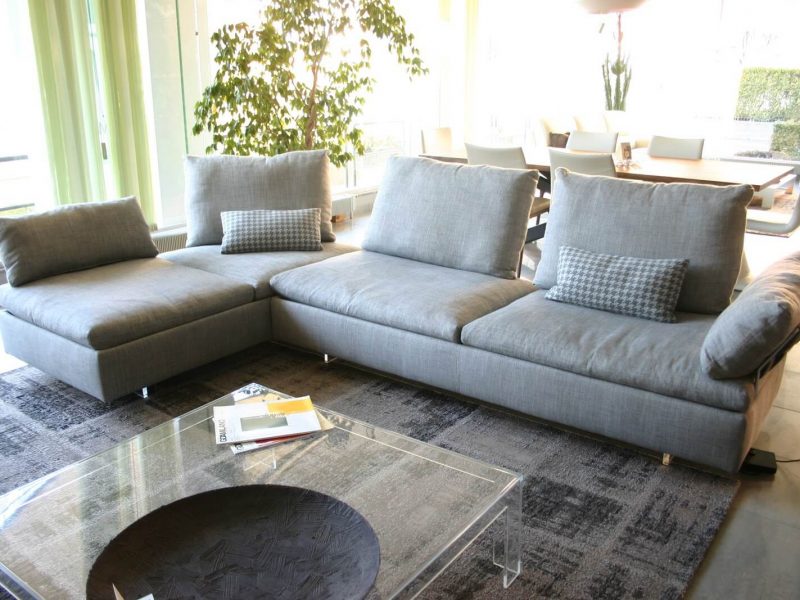 divano Limes Saba in tessuto grigio visibile nella nostra esposizione di Zogno Bergamo, schienale messo a 45° per creare penisola angolo