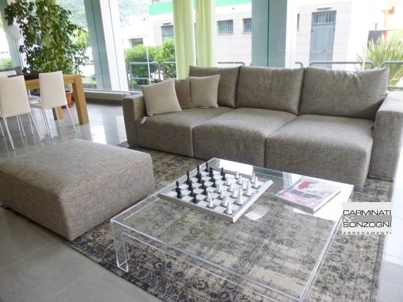 divano TAOS Saba con pouff uso penisola, visibile nell'esposizione di Zogno Bergamo