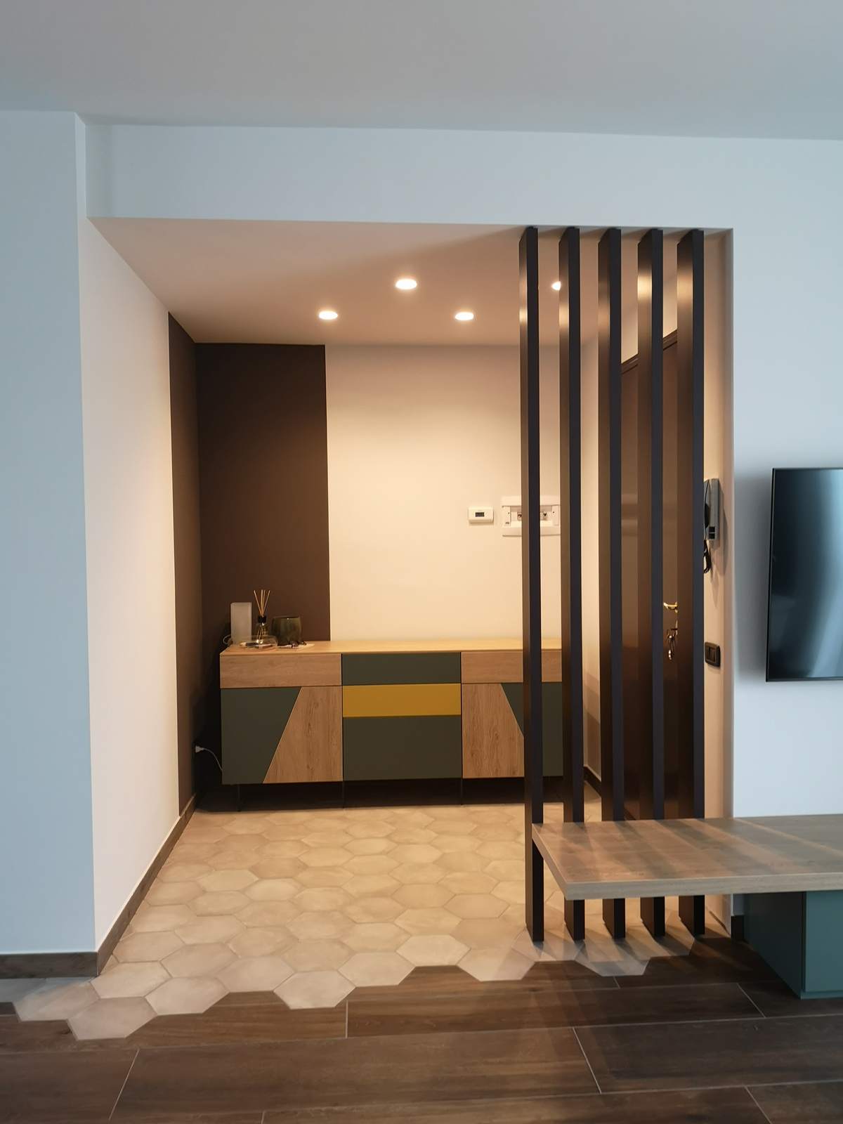 ingresso con divisorio in listoni di legno Bergamo