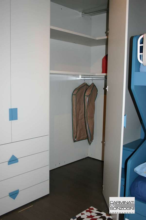 interno cabina armadio nella cameretta