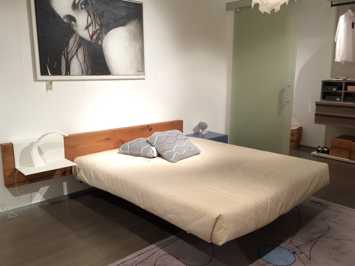 letto Fluttua Lago con testata in legno nella nostra esposizione di Zogno Bergamo