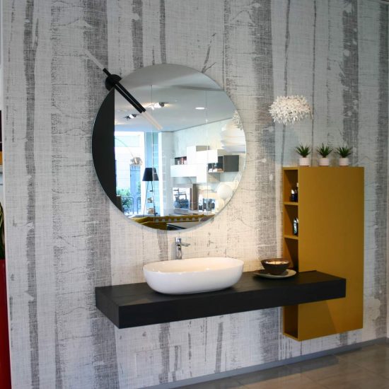 mobile-da-bagno-La-Casa-Moderna-con-lavabo-soprapiano-in-ceramica-bianca-con-colonna-sagomata-laccata-curry-con-piano-legno-castagno-fuliggine-in-esposizione-a-Zogno-Bergamo.jpg