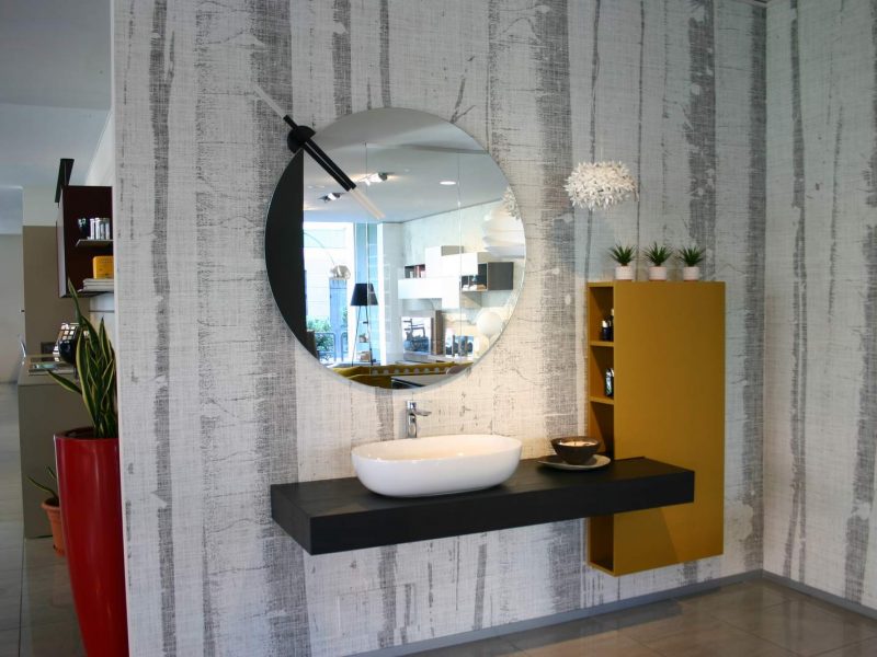 mobile-da-bagno-La-Casa-Moderna-con-lavabo-soprapiano-in-ceramica-bianca-con-colonna-sagomata-laccata-curry-con-piano-legno-castagno-fuliggine-in-esposizione-a-Zogno-Bergamo.jpg