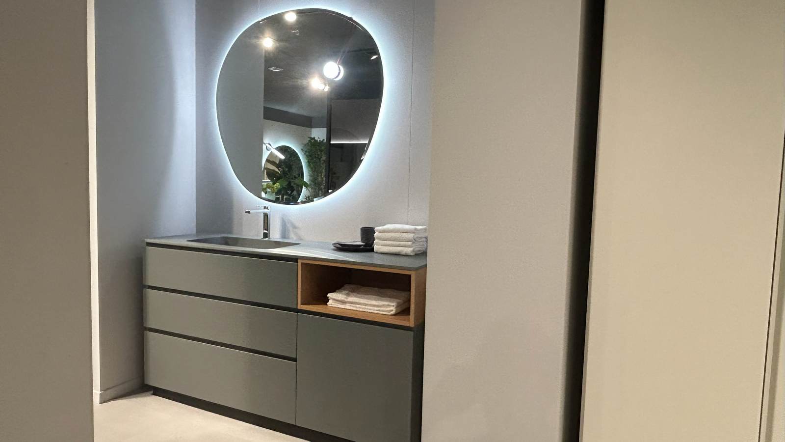 mobile da bagno a terra con lavabo incassato nel piano Bergamo