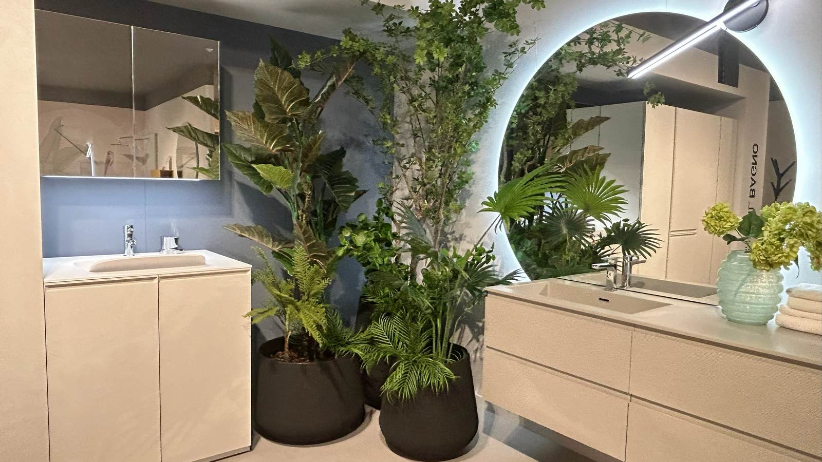 mobile da bagno sospeso con piano quarzo e lavabo integrato
