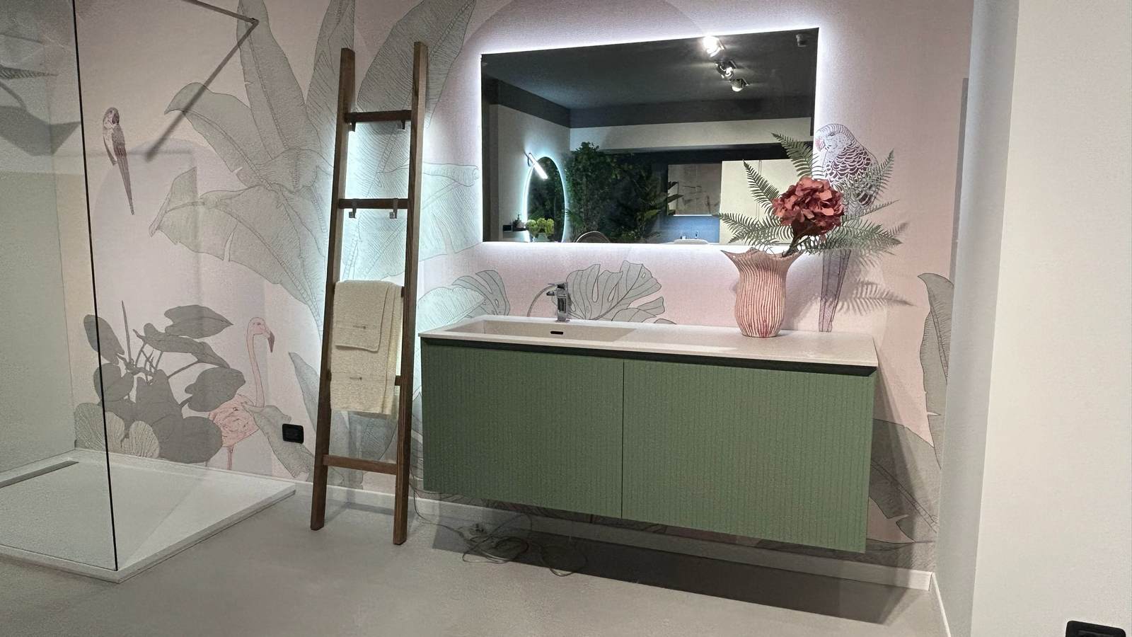mobile da bagno in cannettato, box doccia, scaletta portaasciugamani a Bergamo