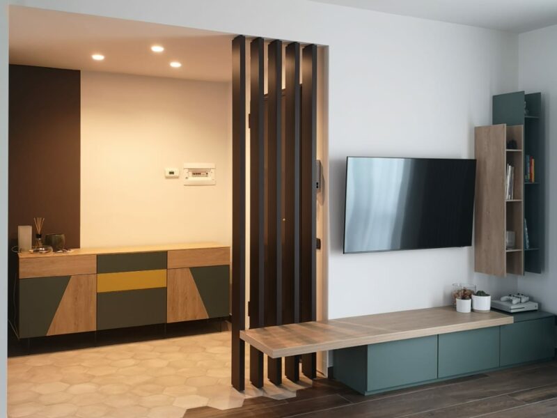 mobile da soggiorno con tv e ingresso con divisorio a listoni di legno da pavimento a soffitto. Bergamo