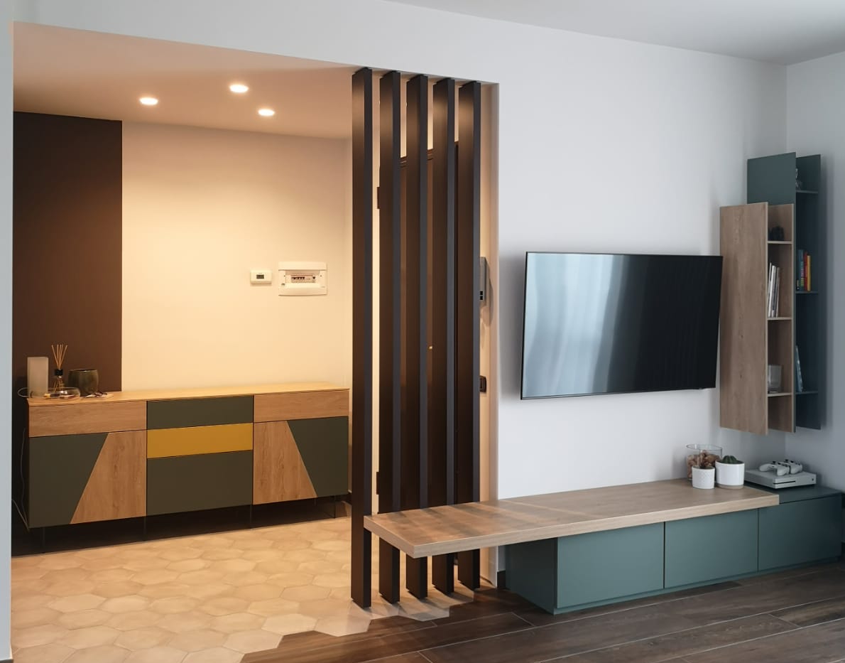 mobile da soggiorno con tv e ingresso con divisorio a listoni di legno da pavimento a soffitto. Bergamo