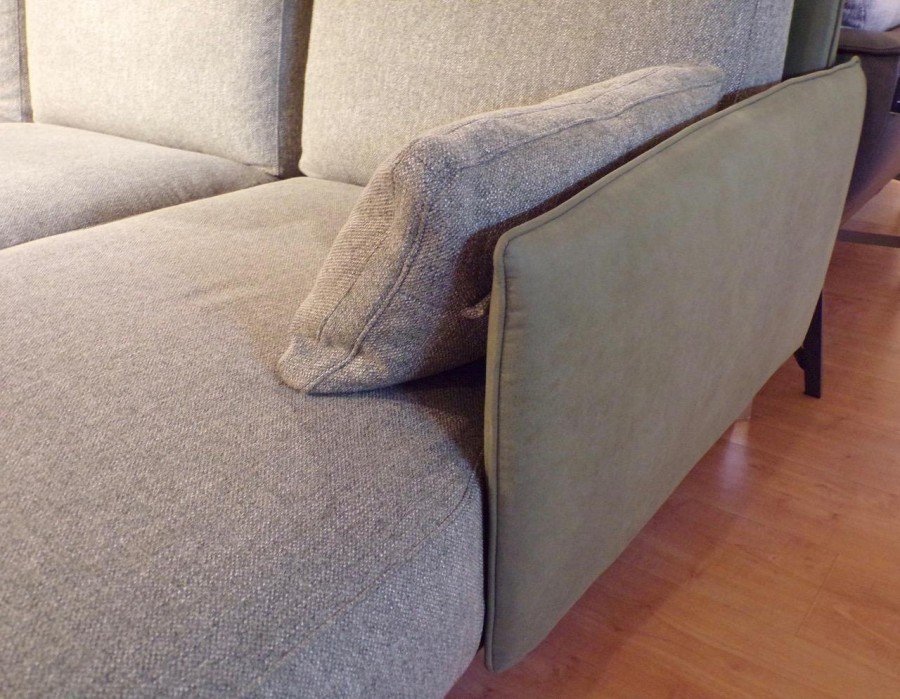 particolare bracciolo del divano Living Samoa in vendita a Bergamo.jpg