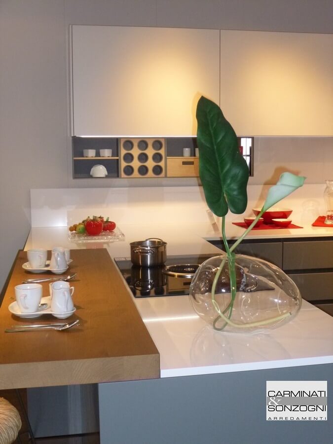 Particolare della penisola della cucina modello M22 Linea, con piano cottura a induzione, visibile nella nostra esposizione di Zogno Bergamo